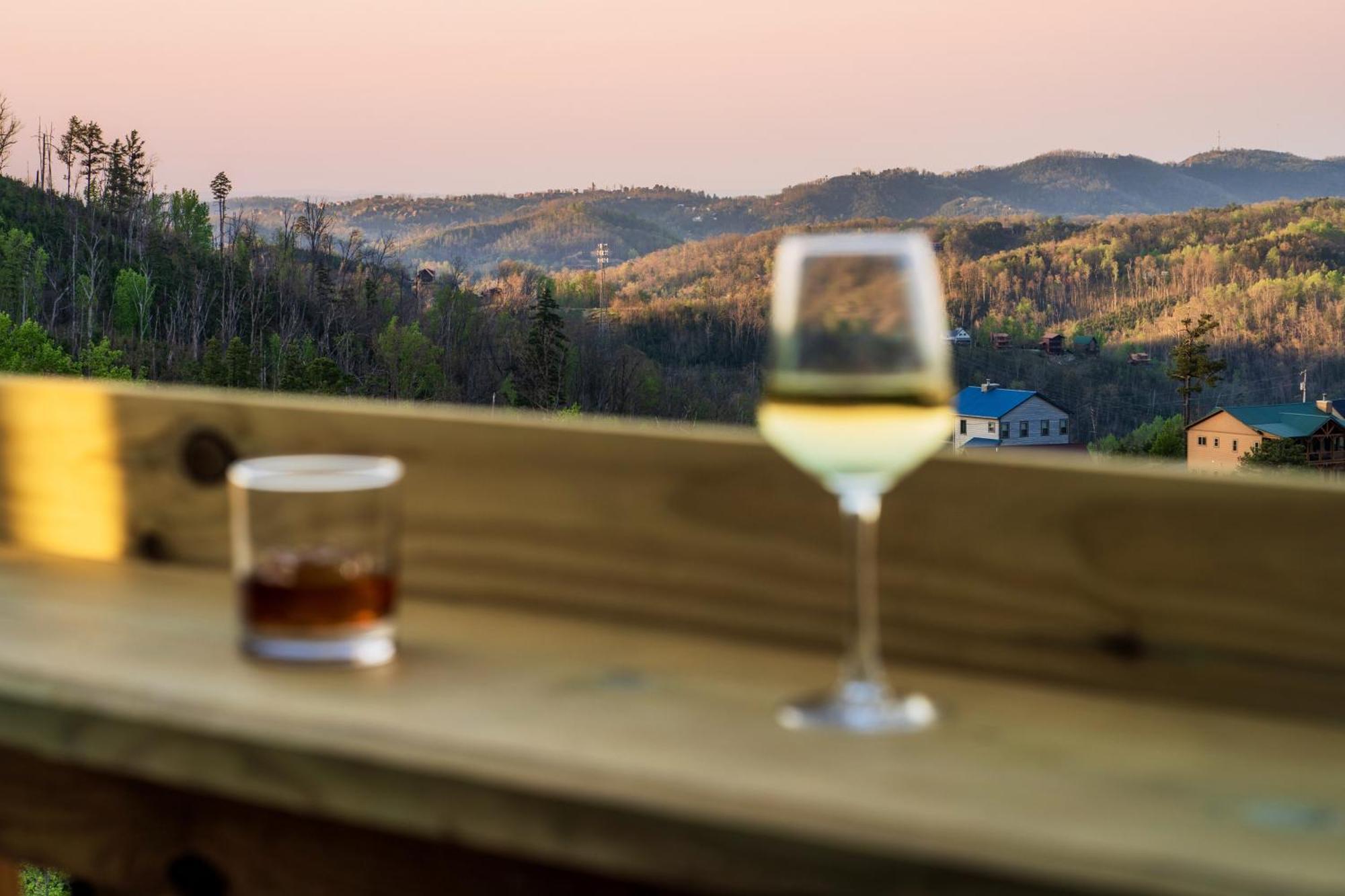 Mountainscape - Brand New Cabin W Views - Hottub - Firetable - Ps5 - Pooltable - 3 Pools Gatlinburg Eksteriør billede